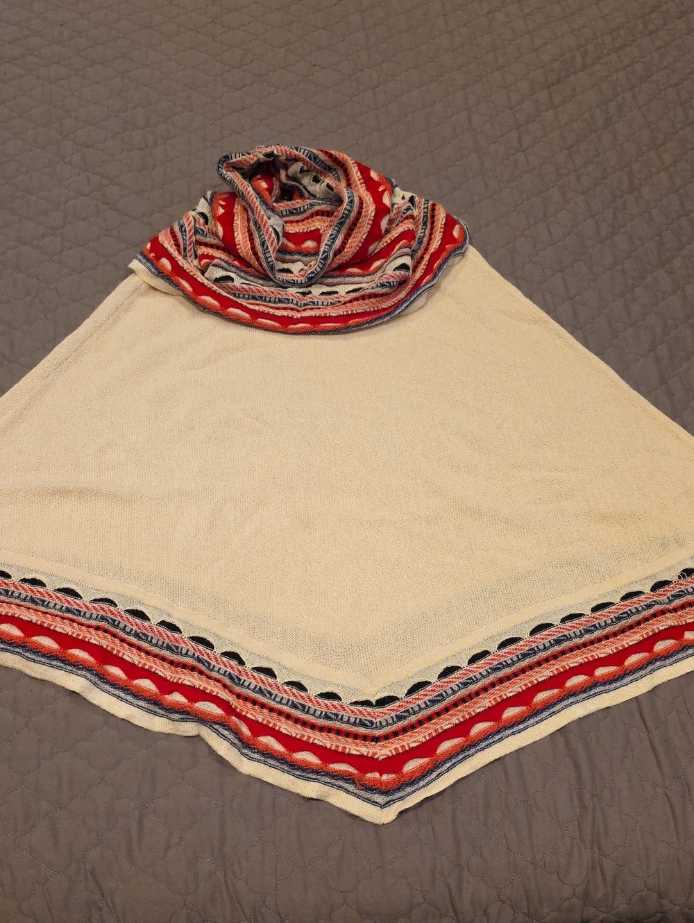 Beautiful Peruvian A. Collection 100% Baby Alpaca knit poncho